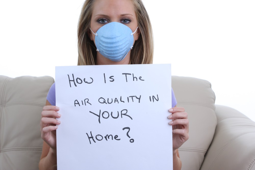 Woman with mask holding a question